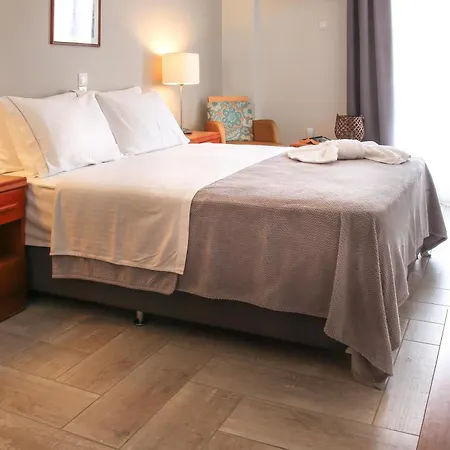Chryssi Akti, Sure Collection Hotel Batsi (Andros)
